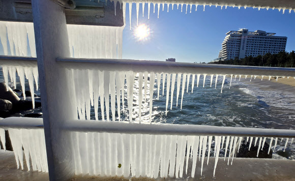 혹한이 몰아친 9일 강원 강릉시 강문해변 방파제 난간에 바닷물이 얼어붙어 고드름이 생겼다. 2025.1.9. 연합뉴스