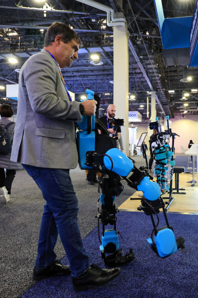 CES 2025 개막 이틀째인 8일(현지시간) 미국 네바다주 라스베이거스 베네시안 엑스포 코스모 로보틱스 전시관에서 관계자가 ‘밤비니’를 통해 재활 치료하는 모습을 시연하고 있다. 2025.1.9 연합뉴스