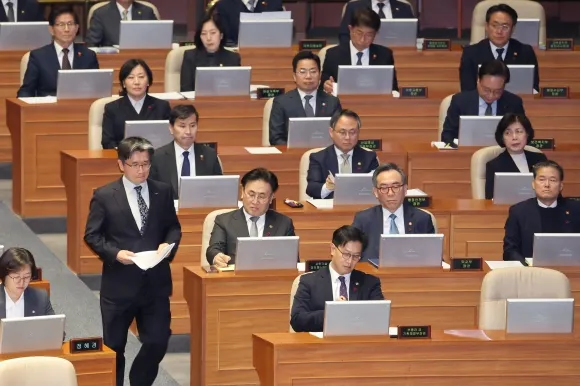 오동운(왼쪽) 고위공직자범죄수사처장이 9일 국회 본회의장에서 ‘윤석열 대통령 위헌적 비상계엄 선포 내란 혐의’ 관련 긴급현안질문에 답하기 위해 발언대로 향하고 있다.<br>연합뉴스