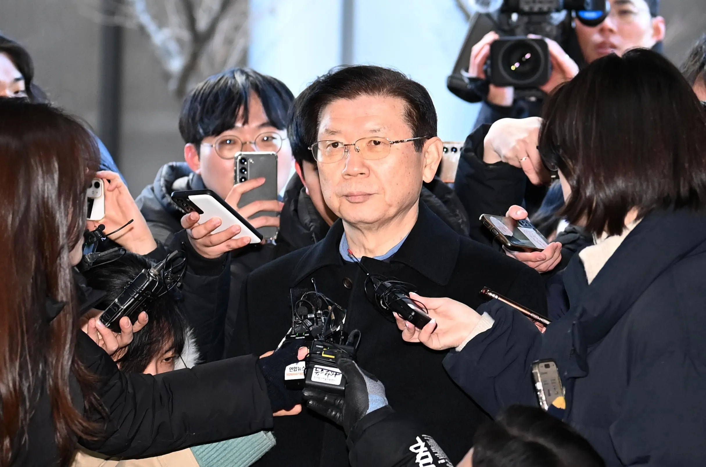 국수본 출석한 박종준 경호처장  윤석열 대통령에 대한 체포영장 집행을 방해한 혐의(특수공무집행방해)로 입건된 박종준 대통령 경호처장이 10일 오전 서울 서대문구 국가수사본부로 출석하고 있다.  2025.1.10/뉴스1