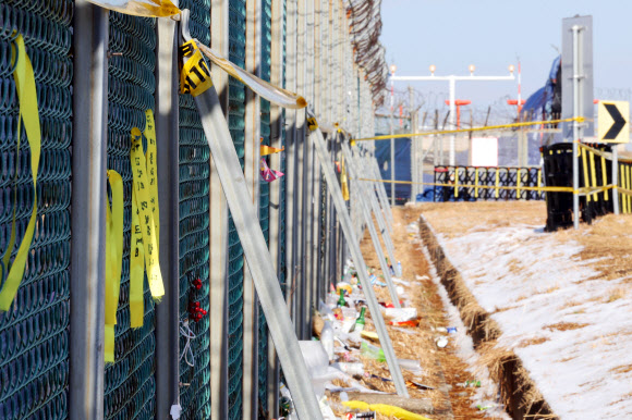추모 공간으로 바뀐 철조망