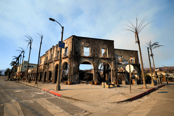 10일(현지시간) 대형 산불로 폐허가 된 미국 캘리포니아주 로스앤젤레스(LA) 퍼시픽 팰리세이즈 지역의 건물이 뼈대만 남아 있다. 로이터 연합뉴스