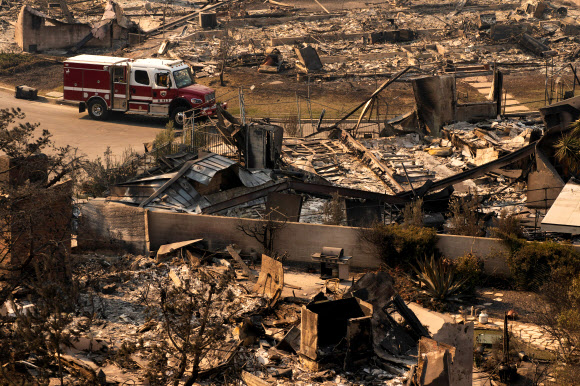 10일(현지시간) 미국 캘리포니아주 로스앤젤레스(LA) 퍼시픽 팰리세이즈 지역이 화재로 인해 폐허로 변했다. 로이터 연합뉴스