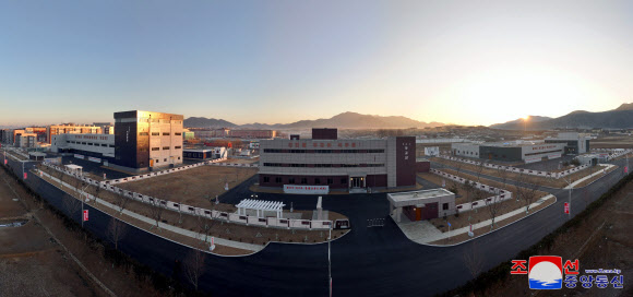 북한 황해북도 은파군에 ‘지방발전 20?10 정책’의 일환으로 지방공업공장이 건설돼 지난 10일 준공식이 진행됐다고 조선중앙통신이 11일 보도했다. 2025.1.11  평양 조선중앙통신·연합뉴스