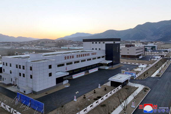 북한 황해북도 은파군에 ‘지방발전 20?10 정책’의 일환으로 지방공업공장이 건설돼 지난 10일 준공식이 진행됐다고 조선중앙통신이 11일 보도했다. 2025.1.11   평양 조선중앙통신·연합뉴스