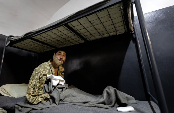 볼로디미르 젤렌스키 우크라이나 대통령은 11일(현지시간) 우크라이나군이 러시아 서부 쿠르스크 지역에서 북한 군인 2명을 생포했다고 밝혔다. 젤렌스키 대통령은 이날 텔레그램 채널에 글을 올려 생포된 북한 병사 2명이 다친 상태로 키이우로 이송됐으며 우크라이나 보안국(SBU)의 심문을 받고 있다고 전했다. 2025.1.12  젤렌스키 엑스 캡처