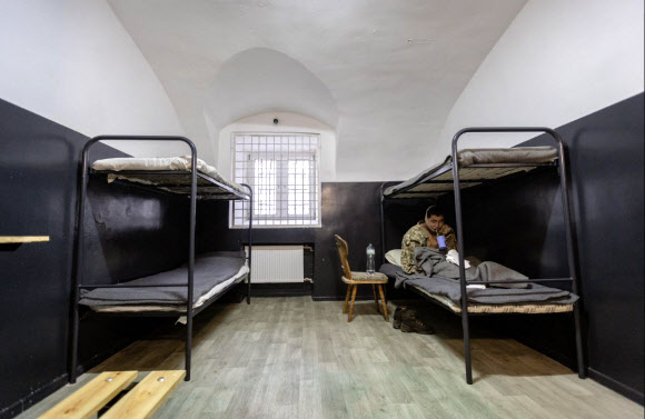 볼로디미르 젤렌스키 우크라이나 대통령은 11일(현지시간) 우크라이나군이 러시아 서부 쿠르스크 지역에서 북한 군인 2명을 생포했다고 밝혔다. 젤렌스키 대통령은 이날 텔레그램 채널에 글을 올려 생포된 북한 병사 2명이 다친 상태로 키이우로 이송됐으며 우크라이나 보안국(SBU)의 심문을 받고 있다고 전했다. 2025.1.12  젤렌스키 엑스 캡처