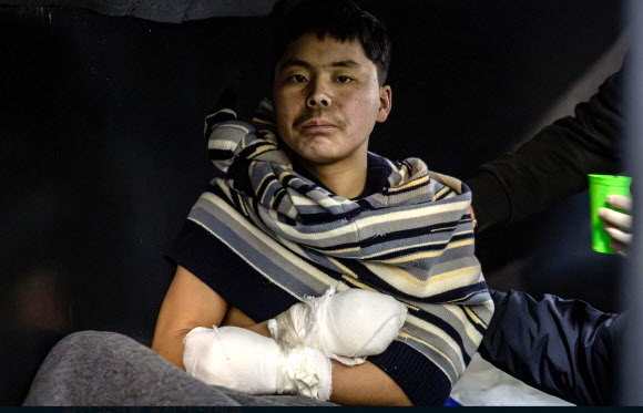 볼로디미르 젤렌스키 우크라이나 대통령은 11일(현지시간) 우크라이나군이 러시아 서부 쿠르스크 지역에서 북한 군인 2명을 생포했다고 밝혔다. 젤렌스키 대통령은 이날 텔레그램 채널에 글을 올려 생포된 북한 병사 2명이 다친 상태로 키이우로 이송됐으며 우크라이나 보안국(SBU)의 심문을 받고 있다고 전했다. 2025.1.12  젤렌스키 엑스 캡처