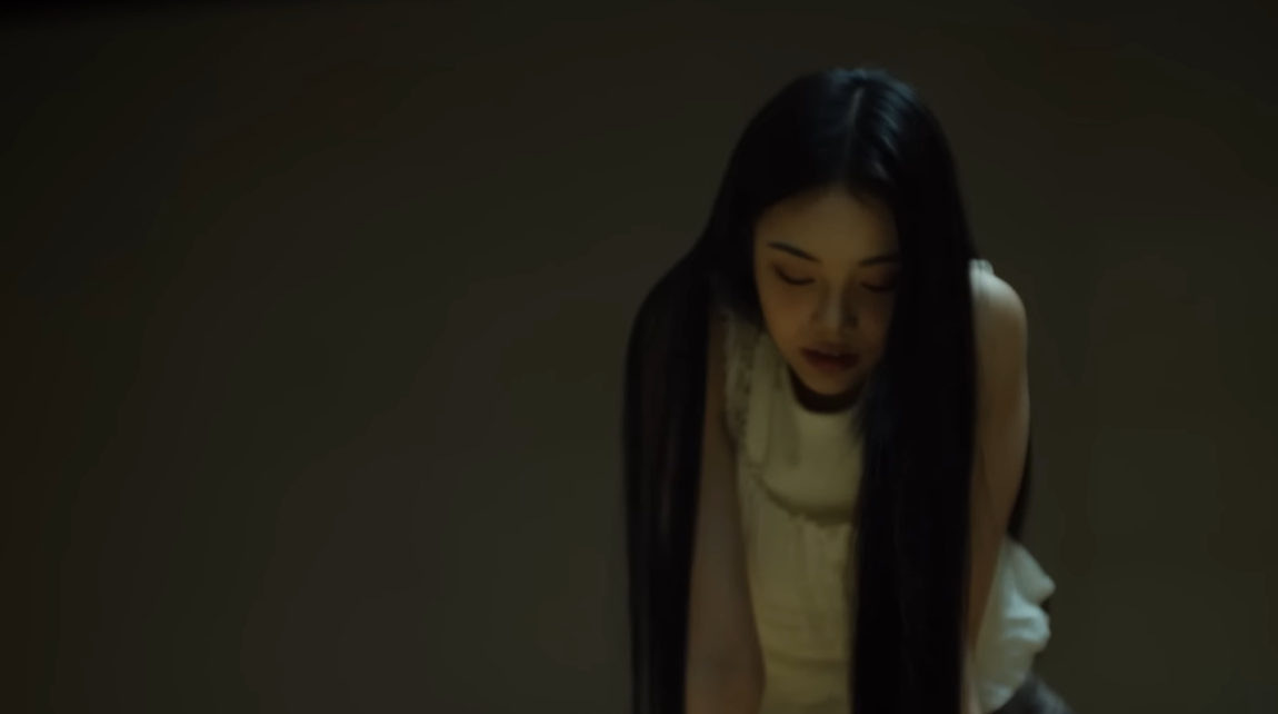 SM엔터테인먼트의 창립 30주년 자축 영상에 등장한 한 여자 연습생. SM엔터테인먼트 공식 유튜브 캡처