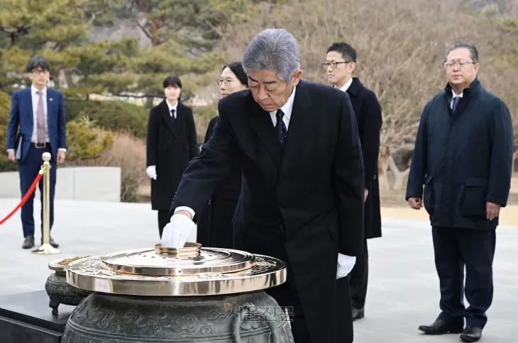 日외무상, 현충원 참배