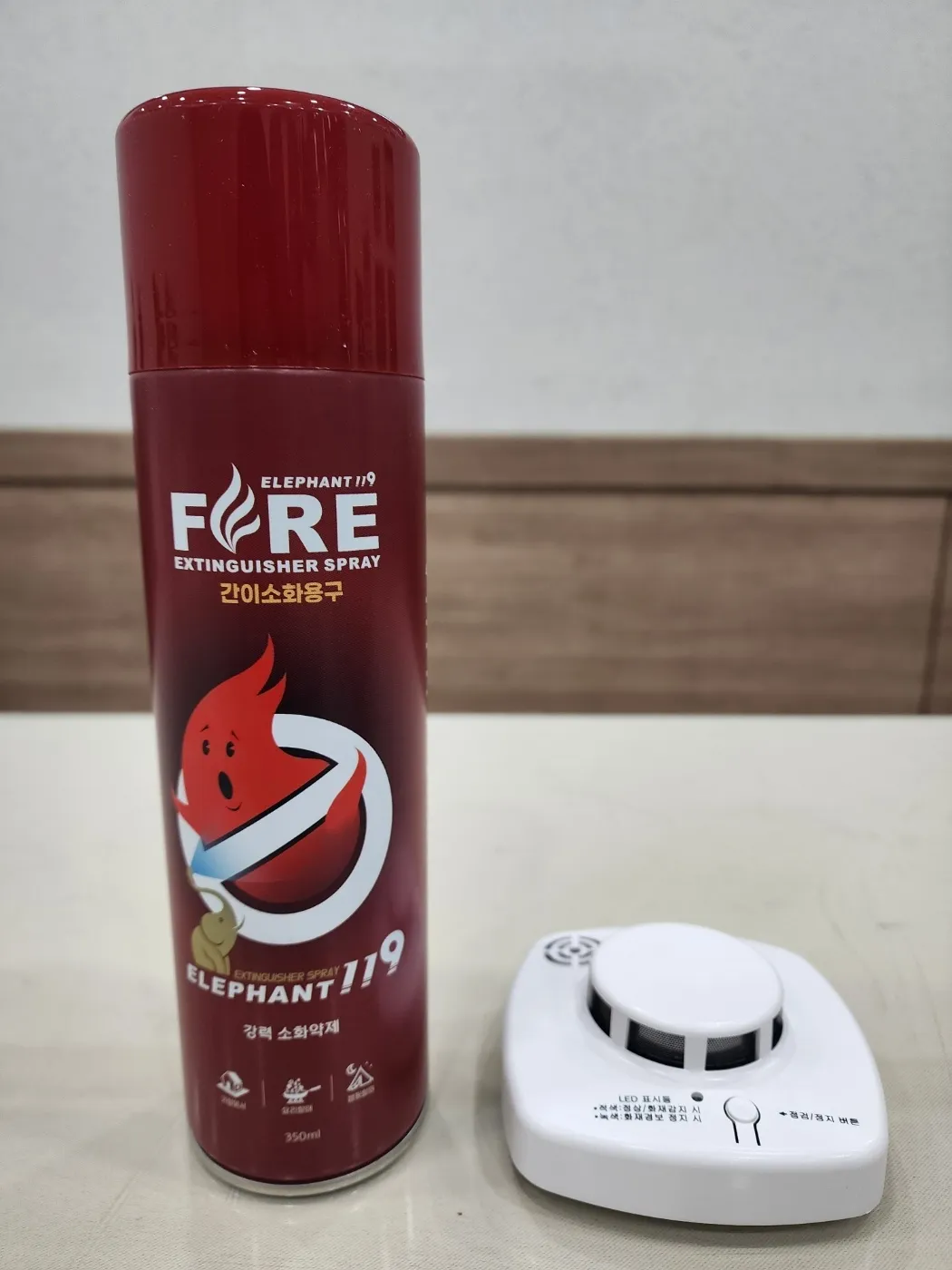 왕조1동이 노후 아파트에 거주하는 안전취약계층에 전달하고 있는 화재예방 물품.