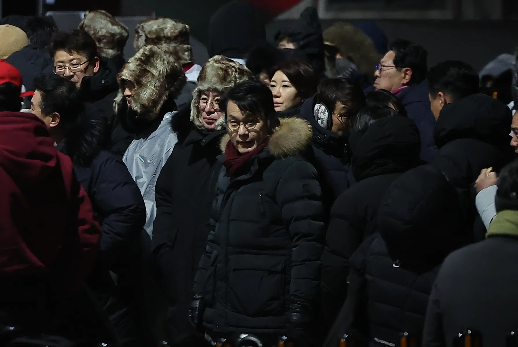 고위공직자범죄수사처(공수처)가 윤석열 대통령 2차 체포영장 집행에 나설 것으로 전망되는 가운데 15일 오전 서울 용산구 한남동 대통령 관저 앞에 윤상현 국민의힘 의원을 비롯한 당직자들이 집결해 있다. 2025.1.15 뉴스1