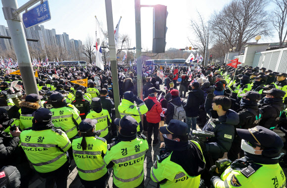 과천 공수처 인근으로 집결한 윤 대통령 지지자들