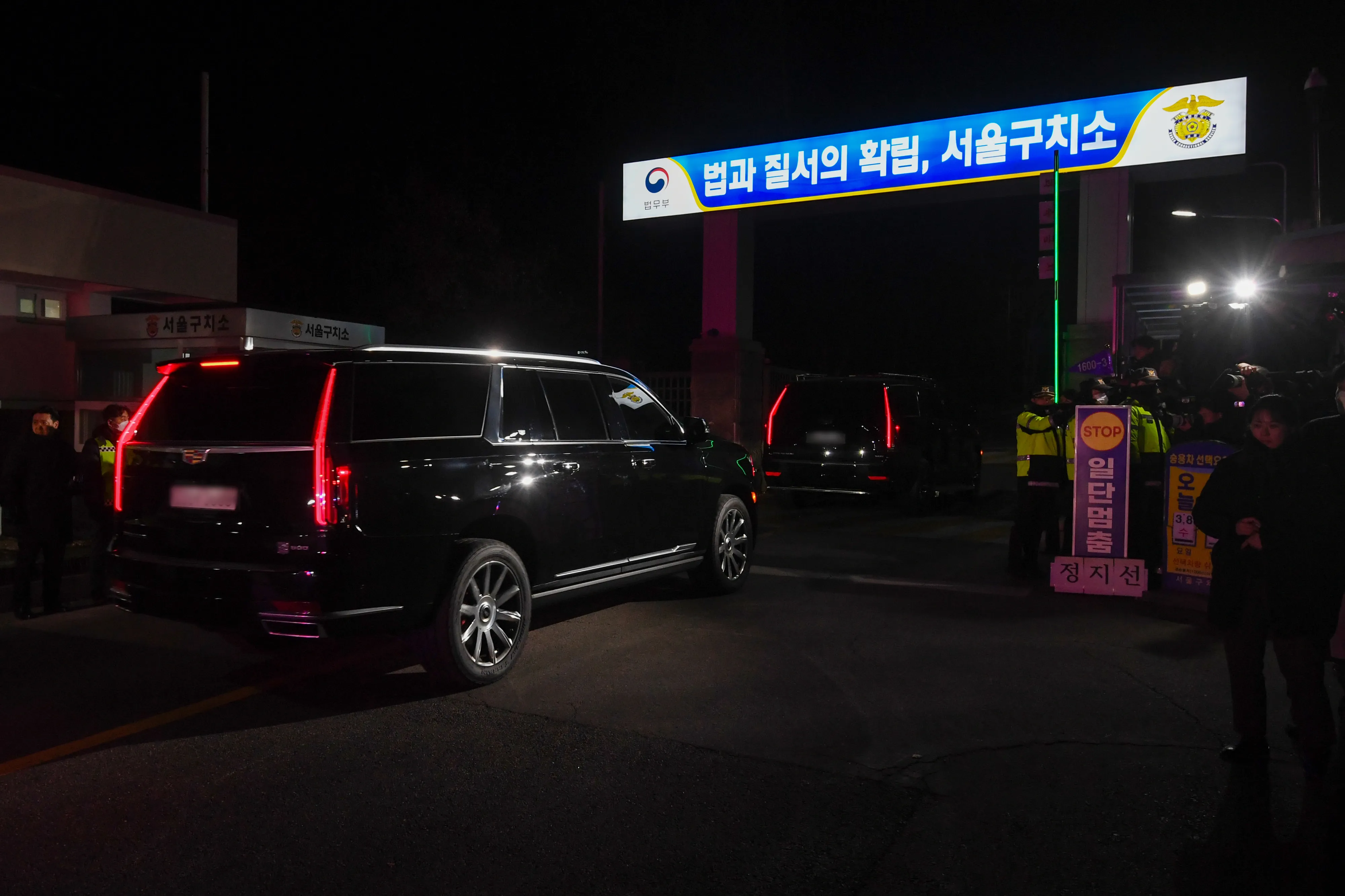 서울 구치소 도착한 윤석열 대통령  내란 우두머리 혐의로 고위공직자범죄수사처에 체포돼 첫날 조사를 마친 윤석열 대통령이 15일 오후 경기 의왕시 서울구치소에 도착하고 있다. 2025.1.15 [공동취재]