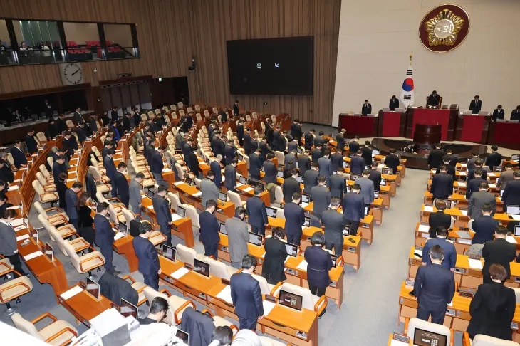 31일 오후 국회 본회의에서 우원식 국회의장을 비롯한 의원들이 제주항공 여객기 참사 희생자를 추모하며 묵념하고 있다. 2024.12.31 연합뉴스