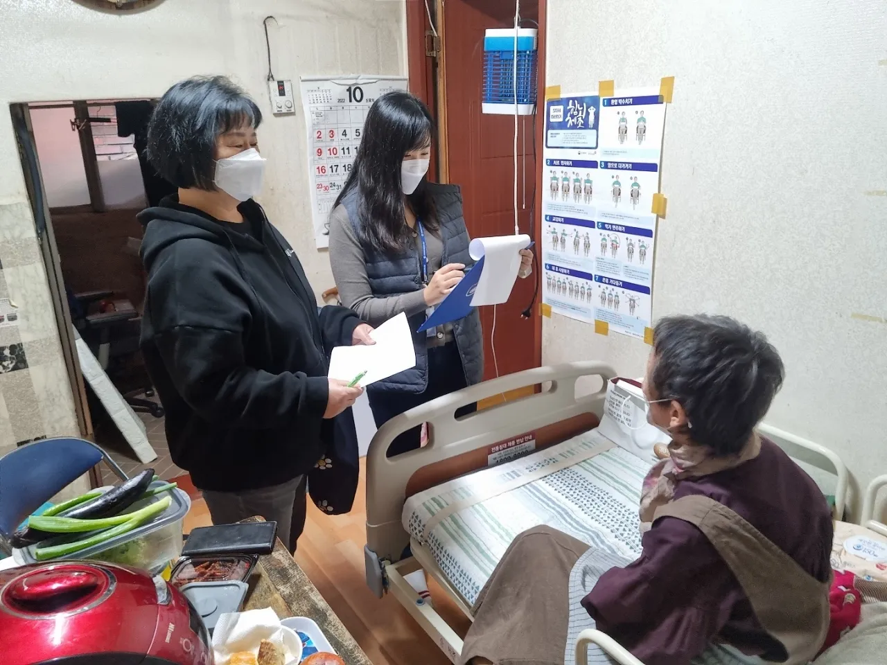 서울 양천구의 우리동네돌봄단이 혼자 사는 어르신댁을 방문해 이야기를 듣고 있다.
양천구 제공