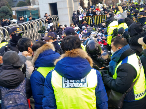 경찰, 서부지법 앞 점거농성 시위대 강제해산 시작