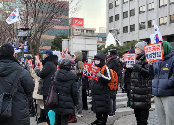서부지법 앞 윤 대통령 지지자들