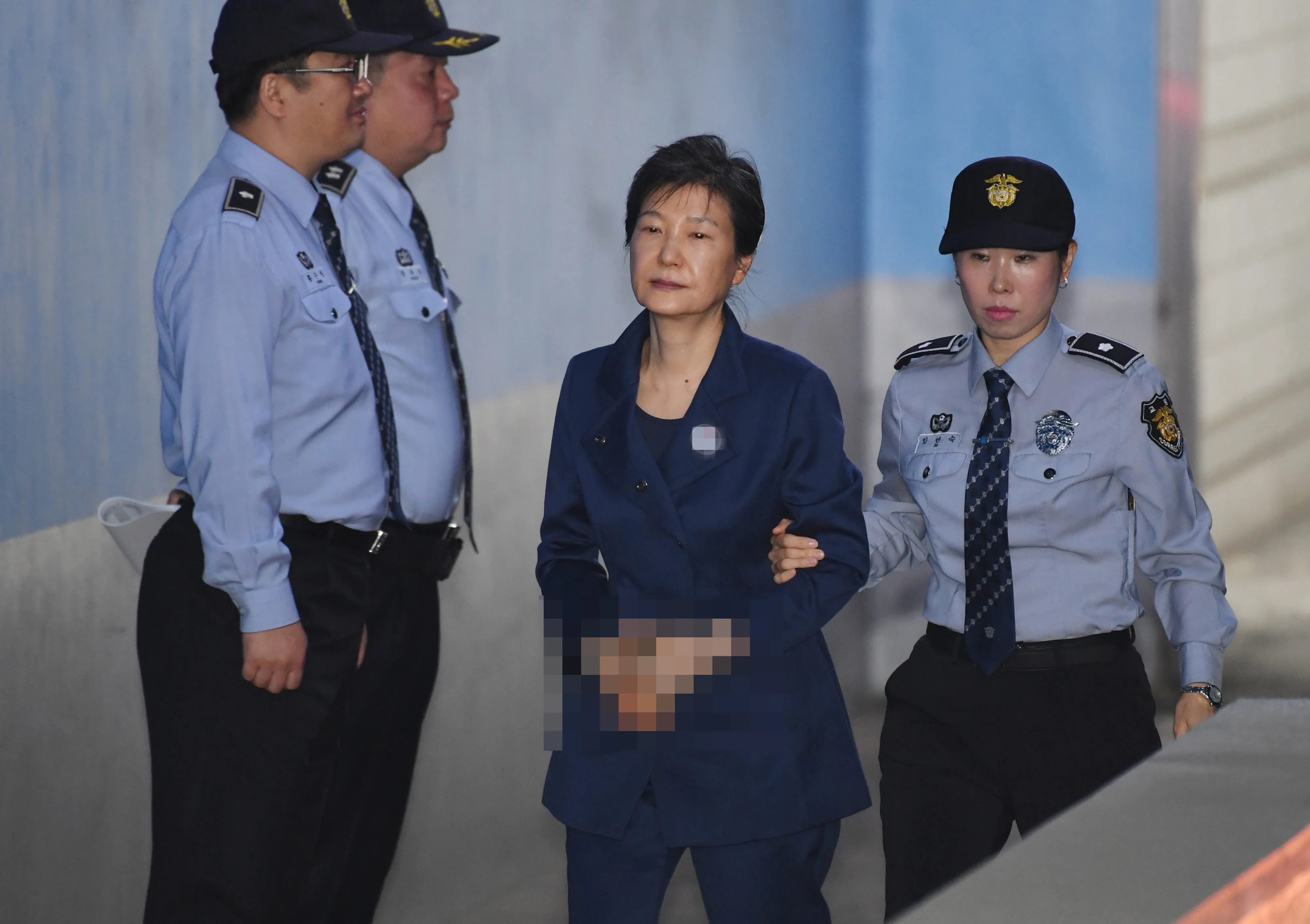 박근혜 전 대통령이  16일 오전 592억 뇌물 관련 80회 공판에 참석하기 위해 서울 서초구 서울중앙지법으로 들어서고 있다.2017.10.16 서울신문DB