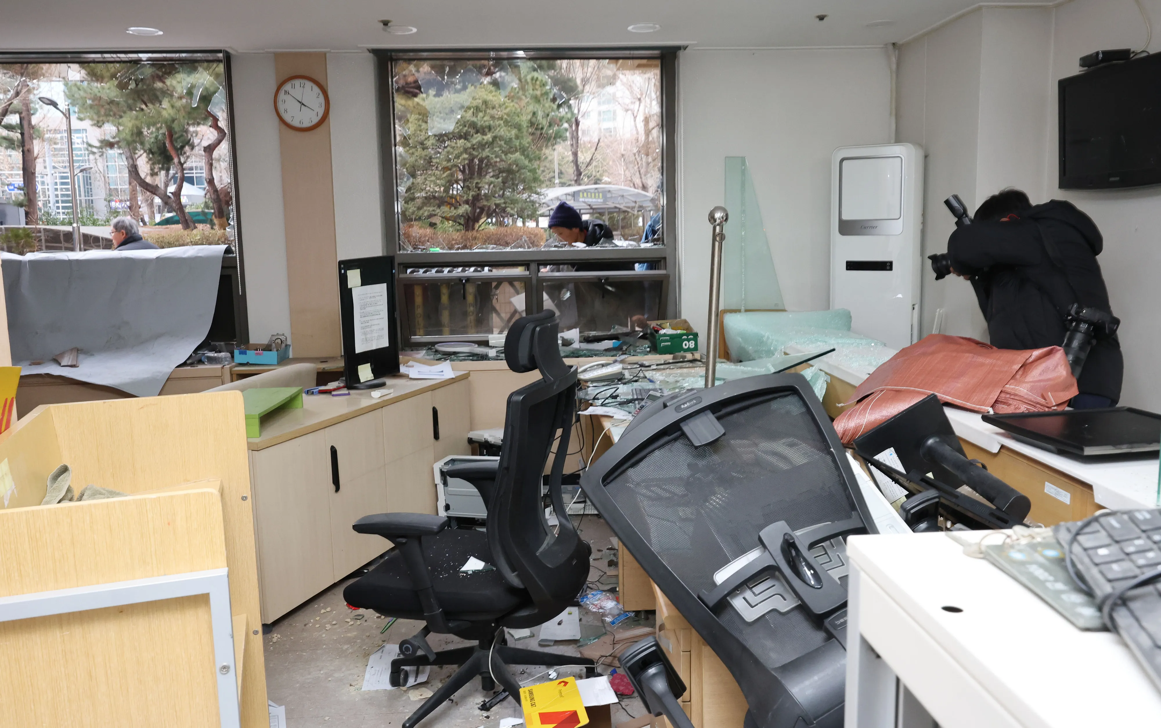 불법폭력이 휩쓸고 지나간 서부지법  윤석열 대통령이 내란 우두머리 혐의로 구속되자 일부 윤 대통령 지지자들이 서울서부지방법원 내부로 난입해 불법폭력사태를 일으킨 19일 오후 서부지법 내부가 파손돼 있다. 2025.1.19 연합뉴스