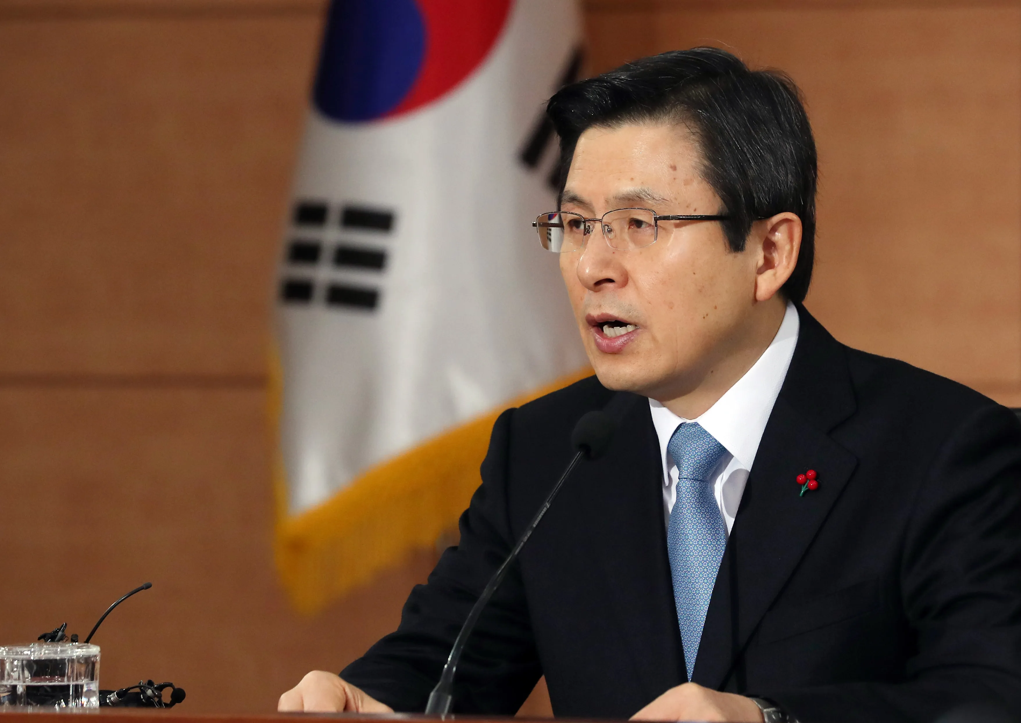 정부-황교안 대통령권한대행- 행정자치부 등 7개 부처 신년 업무보고  황교안 대통령 권한대행 국무총리가 11일 오전 서울 세종로 정부서울청사 별관에서 ‘국민안전 및 법질서’를 주제로 열린 신년 정부 업무보고에 참석해 인사말을 하고 있다. 이날 업무보고에는 행정자치부, 법무부, 국민권익위원회, 국민안전처, 원자력안전위원회, 법제처, 인사처 등 7개 부처가 참여했다. 2017. 01. 11 안주영 기자 jya@seoul.co.kr