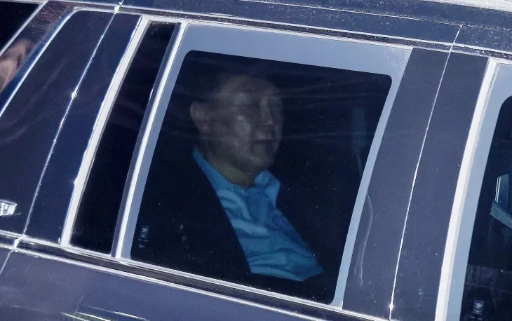 내란 우두머리 혐의로 고위공직자범죄수사처에 체포돼 첫날 조사를 마친 윤석열 대통령이 지난 15일 오후 경기 의왕시 서울구치소에 도착하고 있다. 2025.1.15 연합뉴스