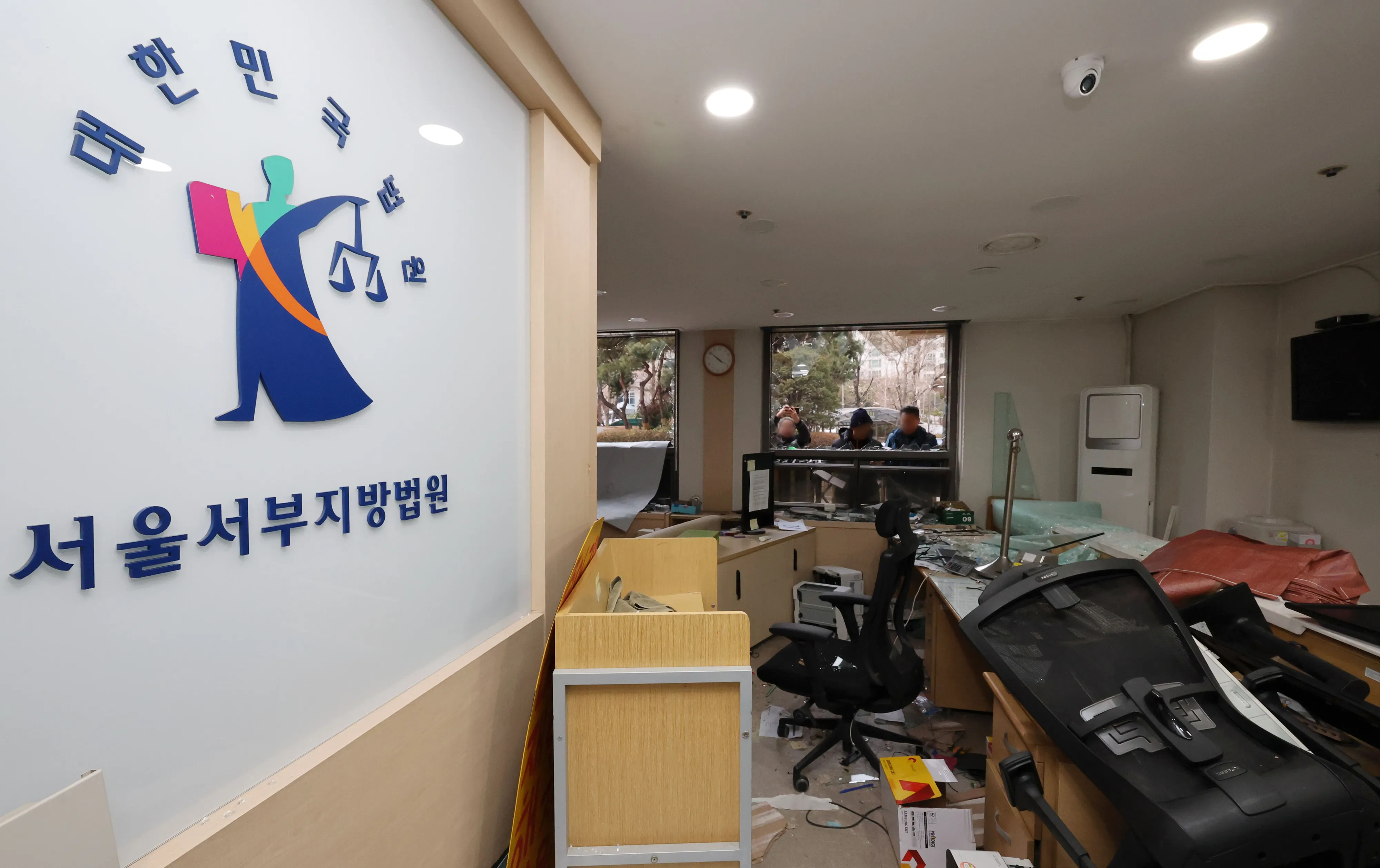 불법폭력이 휩쓸고 지나간 서부지법  윤석열 대통령이 내란 우두머리 혐의로 구속되자 일부 윤 대통령 지지자들이 서울서부지방법원 내부로 난입해 불법폭력사태를 일으킨 19일 오후 서부지법 내부가 파손돼 있다. 2025.1.19 연합뉴스