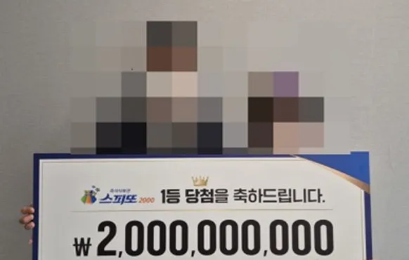 아들과 함께 시장에 갔다가 산 복권이 20억원에 당첨됐다는 한 남성의 사연이 공개돼 놀라움을 안기고 있다. 동행복권