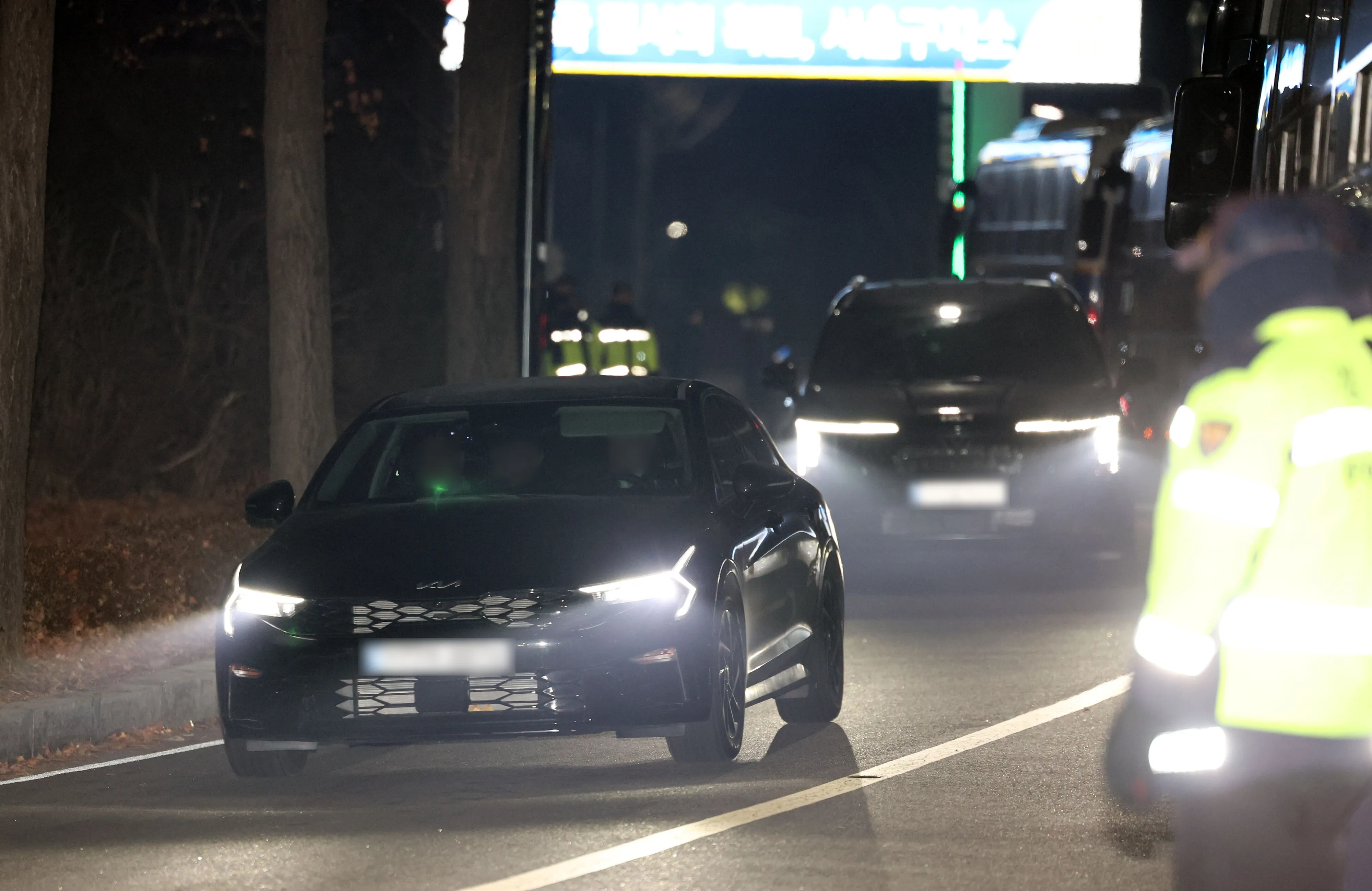 고위공직자범죄수사처가 체포·구속 이후 조사를 위한 출석 요구에 거듭 불응한 윤석열 대통령에 대한 강제구인을 시도한 것으로 알려진 20일 경기도 의왕시 서울구치소에서 공수처 차량이 밖으로 나오고 있다. 2025.1.20. 연합뉴스