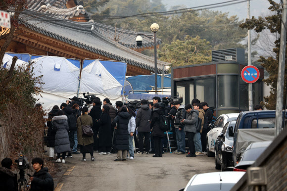 대통령 안가 압수수색에 모여든 취재진
