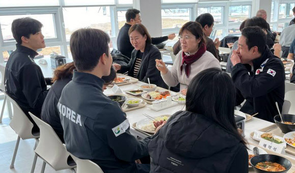 동계 종목 국가대표 선수들과 식사하는 장미란 제2차관