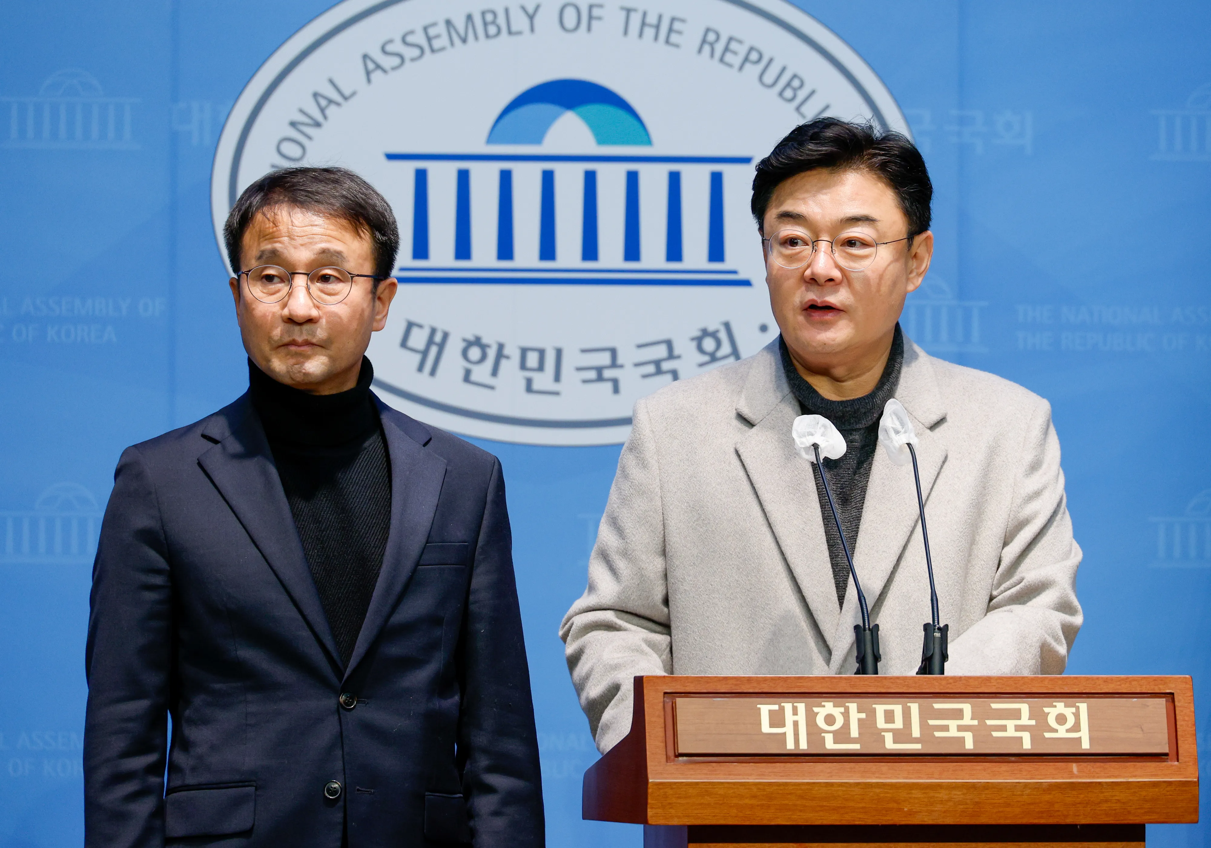 합참·수방사 다녀온 국회 내란 국조특위  윤석열 정부의 비상계엄 선포를 통한 내란 혐의 진상규명 국정조사특별위원회 소속 국민의힘 김성원(오른쪽), 더불어민주당 한병도 간사가 21일 국회 소통관에서 합동참모본부 지휘통제실과 수도방위사령부 문서고 현장 조사 결과에 대해 브리핑하고 있다. 2025.1.21