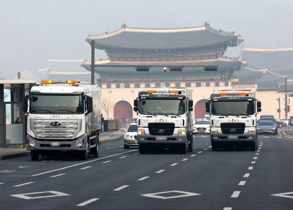 ‘미세먼지 비상저감조치’…도로 청소 나선 차량들