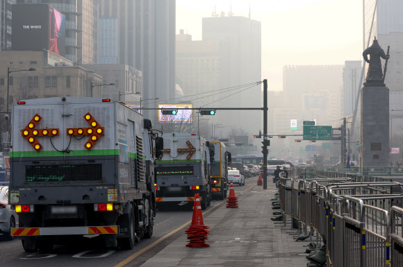 ‘미세먼지 비상저감조치’…도로 청소하는 차량들