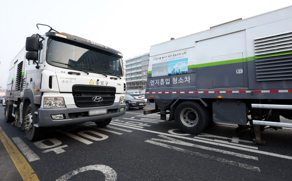 ‘미세먼지 비상저감조치’…도로 청소하는 차량들