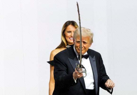 U.S. President Donald Trump and first lady Melania Trump attend the Commander in Chief Ball in honor of his inauguration in Washington, U.S., January 20, 2025. 로이터 연합뉴스