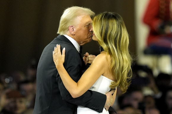 President Donald Trump, left, and first lady Melania Trump dance at the Commander in Chief Ball, Monday, Jan. 20, 2025, in Washington. AP 연합뉴스