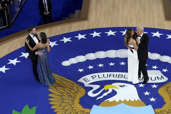 President Donald Trump, right, with first lady Melania Trump, and Vice President JD Vance, left, with his wife Usha Vance, dance at the Commander in Chief Ball, Monday, Jan. 20, 2025, in Washington. AP 연합뉴스