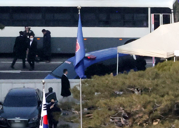 윤석열 대통령이 헌법재판소에서 열리는 탄핵심판에 출석하기로 한 21일 오후 서울 종로구 헌법재판소 지하주차장으로 윤 대통령을 태운 호송차량이 들어서고 있다. 2025.1.21. 연합뉴스