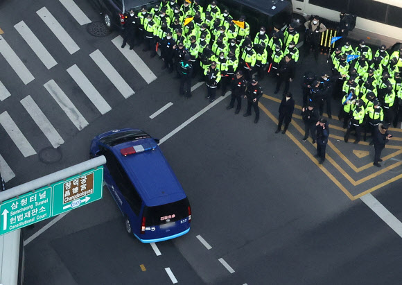 윤석열 대통령이 헌법재판소에서 열리는 탄핵심판에 출석하기 위해 21일 오후 서울 종로구 헌법재판소로 윤 대통령을 태운 호송차량이 향하고 있다. 2025.1.21. 연합뉴스