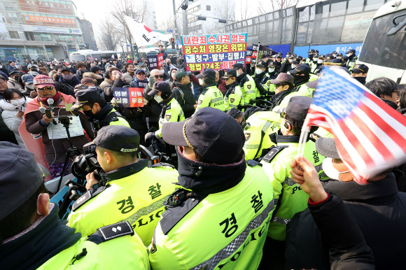 경찰 앞에서 구호 외치는 윤 대통령 지지자들