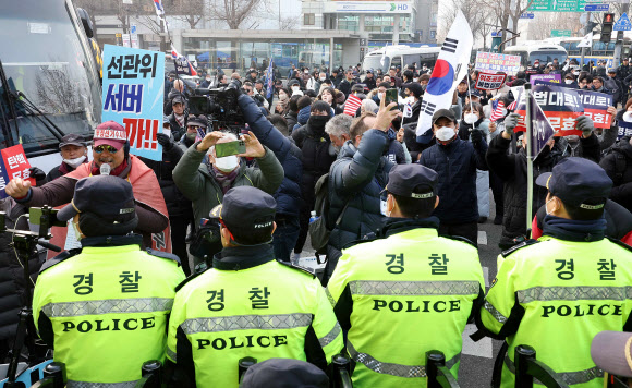 구호 외치는 윤 대통령 지지자들