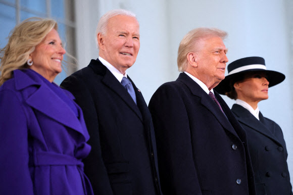 U.S. President-elect Donald Trump and his wife Melania Trump meet with U.S. President Joe Biden and first lady Jill Biden on inauguration day of Donald Trump‘s second presidential term in Washington, U.S. January 20, 2025. 로이터 연합뉴스