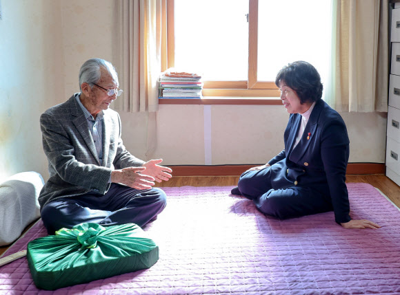 강정애 국가보훈부 장관이 21일 제주도 서귀포시에 계시는 생존 독립유공자인 강태선 애국지사의 자택을 방문, 인사드리고 있다. 2025.1.21. 국가보훈부 제공