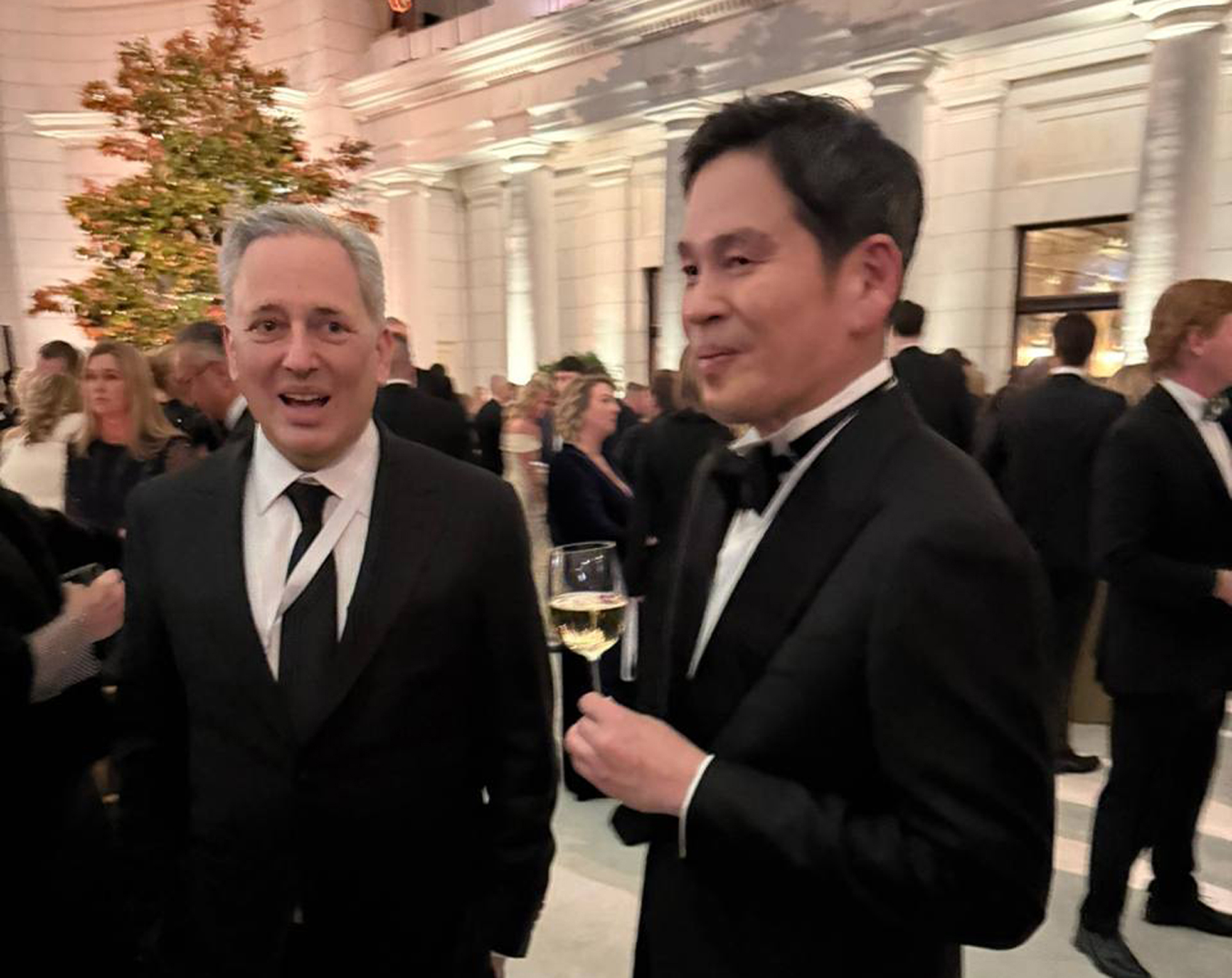 도널드 트럼프 대통령 취임식에 참석하기 위해 미국을 찾은 정용진 신세계그룹 회장이 20일 저녁(현지시간) 열린 스타라이트 무도회에서 백악관 암호화폐 및 인공지능(AI) 정책 책임자로 임명된 데이비드 삭스와 대화를 나누고 있다. 2025.1.21. 신세계그룹 제공