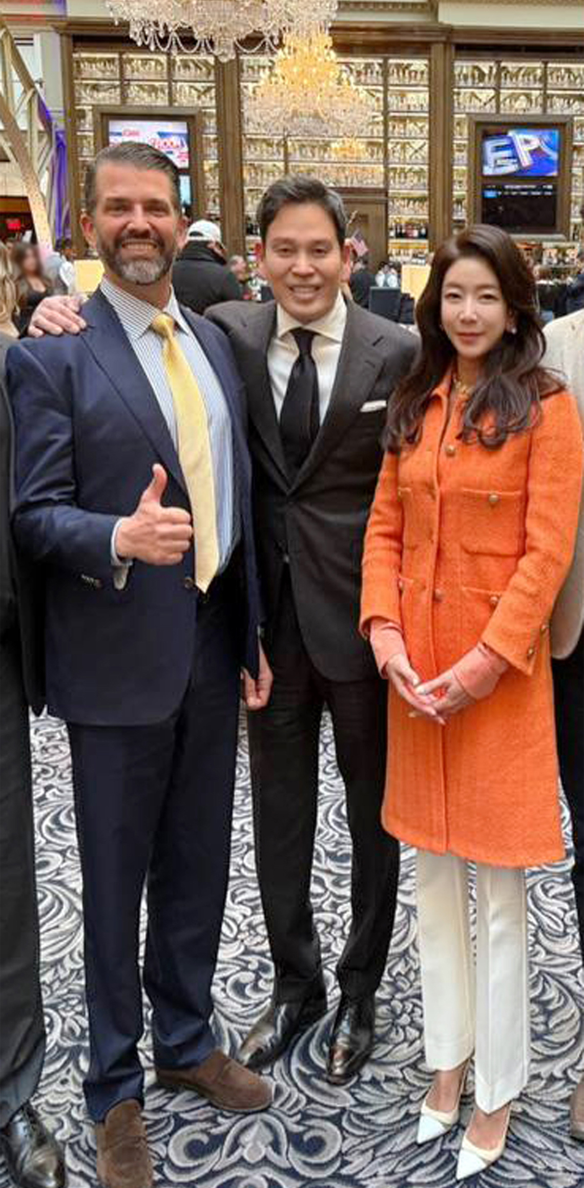 도널드 트럼프 대통령 취임식에 참석하기 위해 지난 18일(현지시간) 미국을 찾은 정용진 신세계그룹 회장과 부인 한지희 씨가 워싱턴에서 트럼프 주니어(왼쪽)와 기념촬영을 하고 있다. 2025.1.21. 신세계그룹 제공