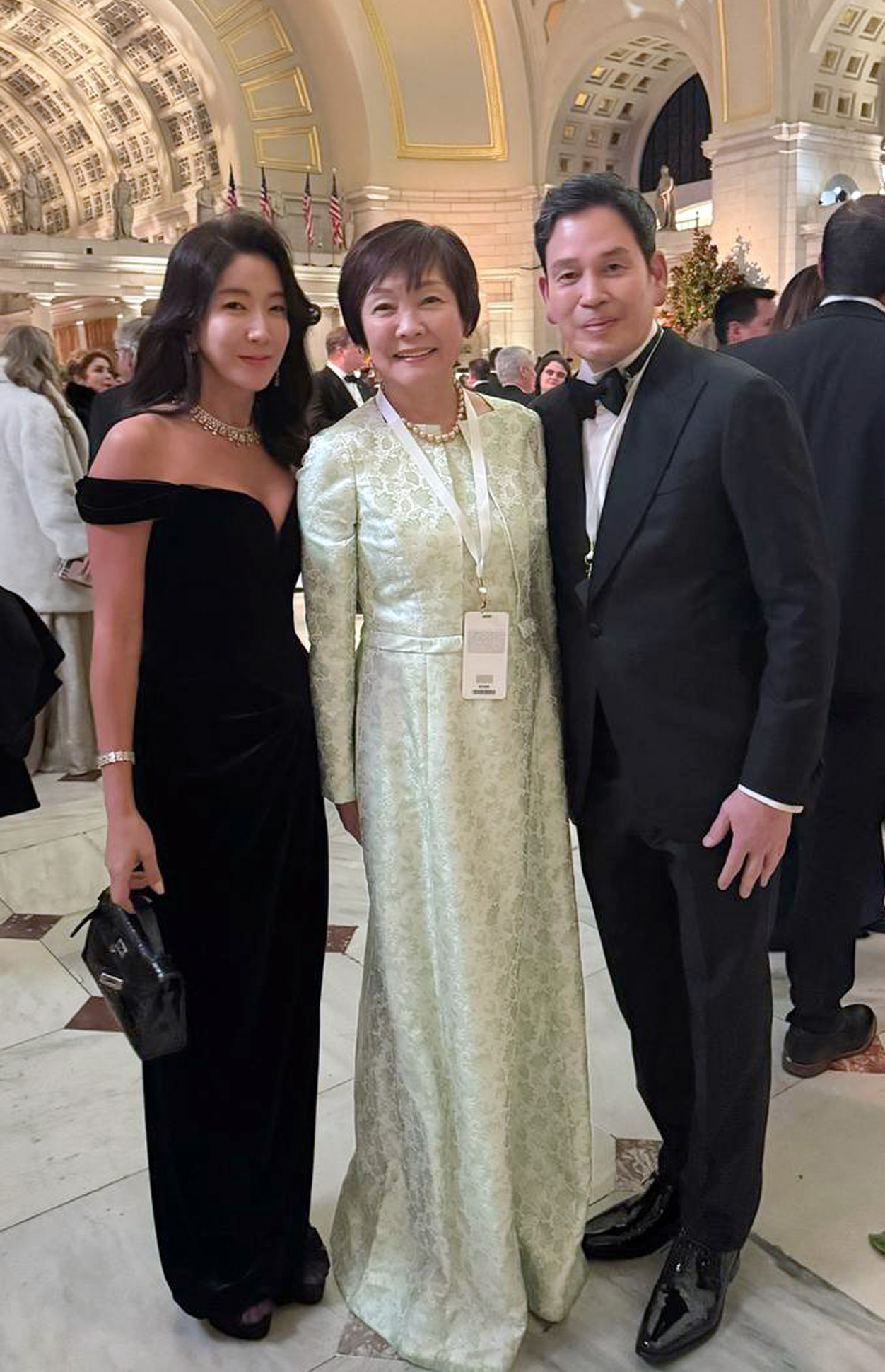 도널드 트럼프 대통령 취임식에 참석하기 위해 미국을 찾은 정용진 신세계그룹 회장과 부인 한지희 씨가 20일 저녁(현지시간) 열린 스타라이트 무도회에서 일본 아베 신조 전 총리 부인 아베 아키에 여사를 만나 기념촬영을 하고 있다. 2025.1.21. 신세계그룹 제공