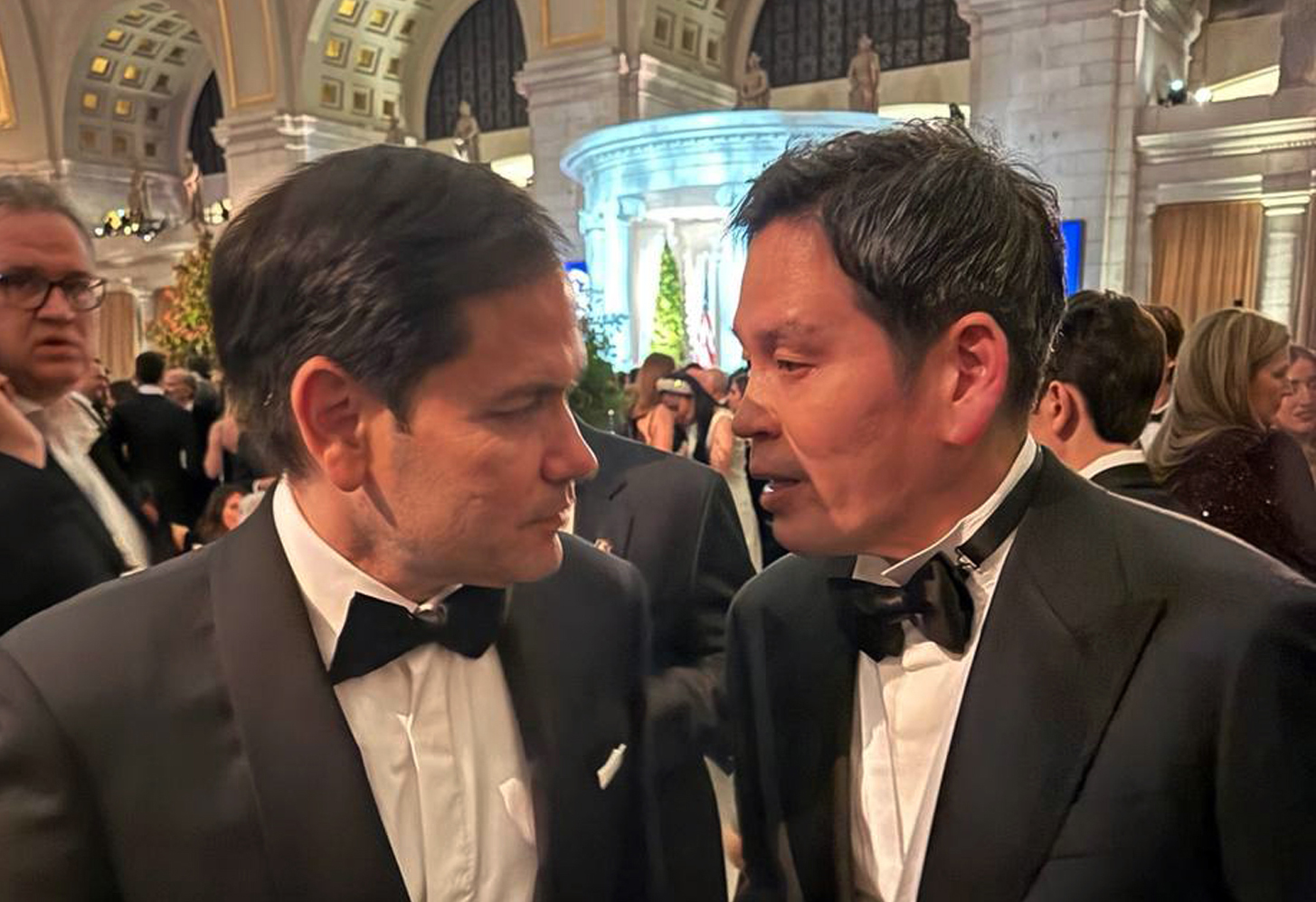 도널드 트럼프 대통령 취임식에 참석하기 위해 미국을 찾은 정용진 신세계그룹 회장이 20일 저녁(현지시간) 열린 스타라이트 무도회에서 트럼프 행정부 내각 인사 중 최초로 상원 인준을 통과한 마크 루비오 국무장관과 담소를 나누고 있다. 2025.1.21. 신세계그룹 제공