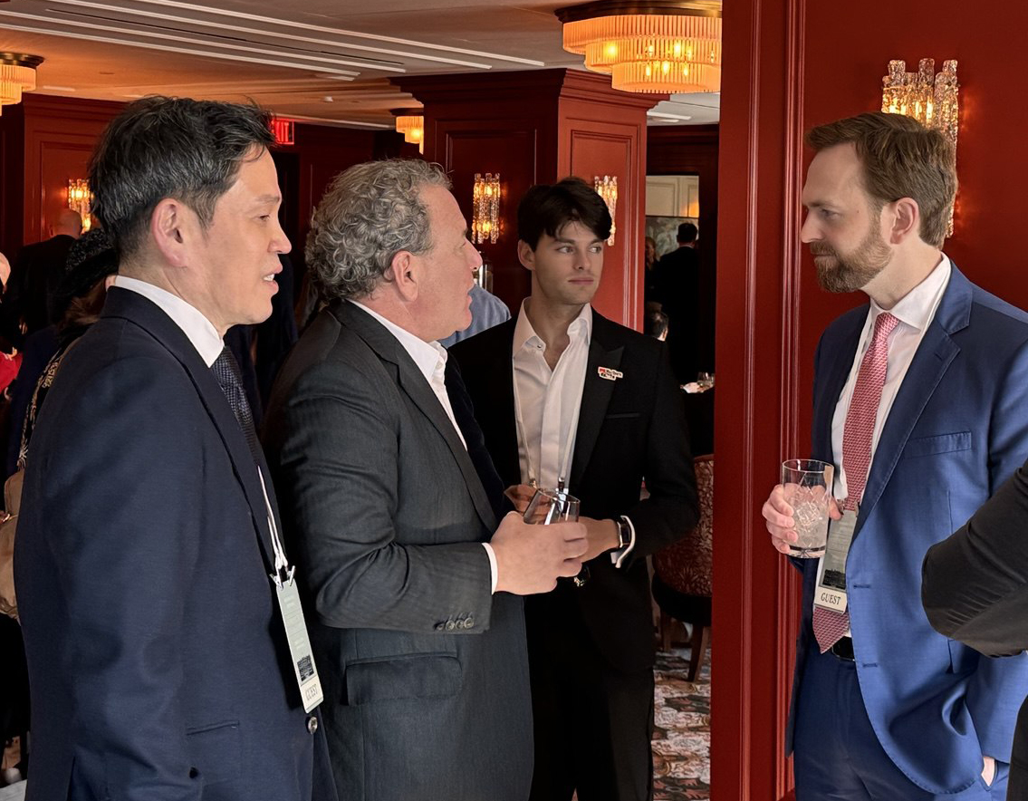 도널드 트럼프 대통령 취임식에 참석하기 위해 미국을 찾은 정용진 신세계그룹 회장이 20일(현지시간) 부통령 JD벤스 주관 네트워킹 행사에서 씨티그룹 임원이었던 마이클 클라인(가운데)과 트럼프 행정부 연방거래위원장으로 지명된 앤드류 퍼거슨(오른쪽)과 만나 대화를 나누고 있다. 2025.1.21. 신세계그룹 제공