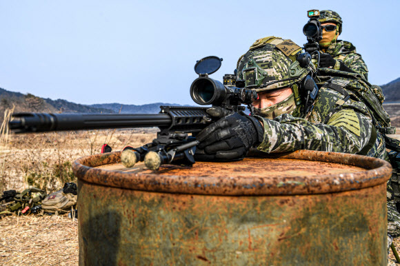 지난 20일부터 오는 23일까지 경북 포항 수성사격장에서 실시한 합동 대테러 저격사격훈련 중 해병대 특수수색대대 저격수가 인공장애물을 활용해 K-14 조준경으로 표적을 조준하고 있다. 2025.1.22. 해병대사령부 제공